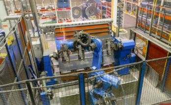 在这个过程中焊接机器人。现代焊接生产。
